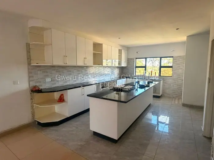 6 Bedroom House for Sale in Harben park, Gweru