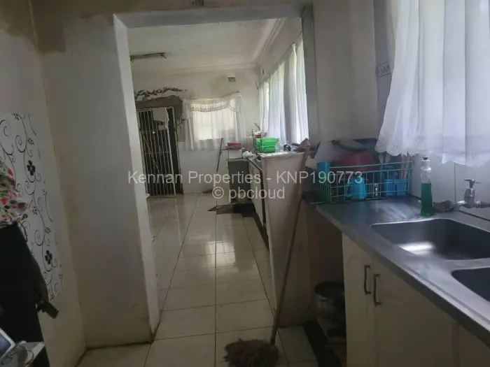 7 Bedroom House for Sale in Lake Chivero, Lake Chivero