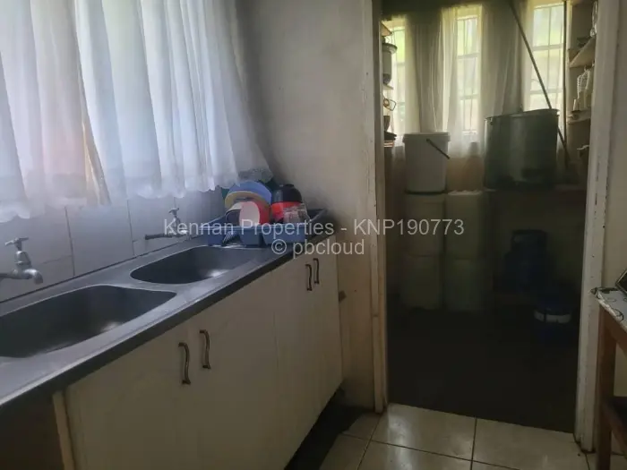 7 Bedroom House for Sale in Lake Chivero, Lake Chivero