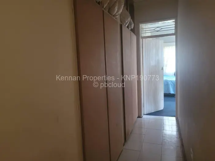 7 Bedroom House for Sale in Lake Chivero, Lake Chivero