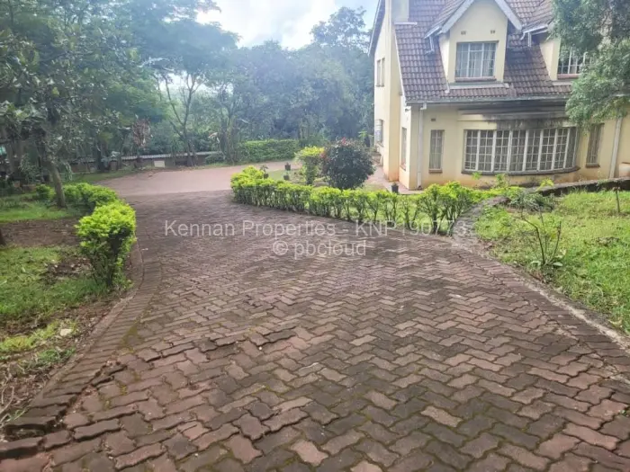 7 Bedroom House for Sale in Lake Chivero, Lake Chivero