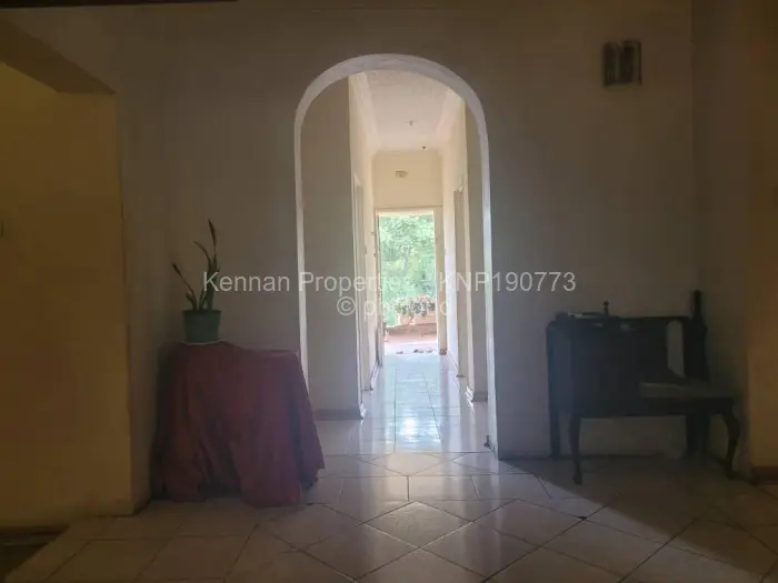 7 Bedroom House for Sale in Lake Chivero, Lake Chivero