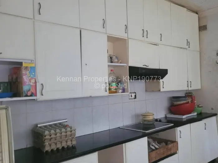 7 Bedroom House for Sale in Lake Chivero, Lake Chivero