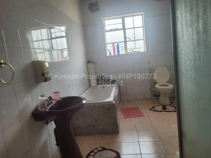 7 Bedroom House for Sale in Lake Chivero, Lake Chivero