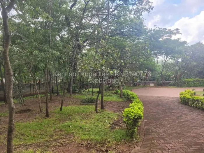 7 Bedroom House for Sale in Lake Chivero, Lake Chivero