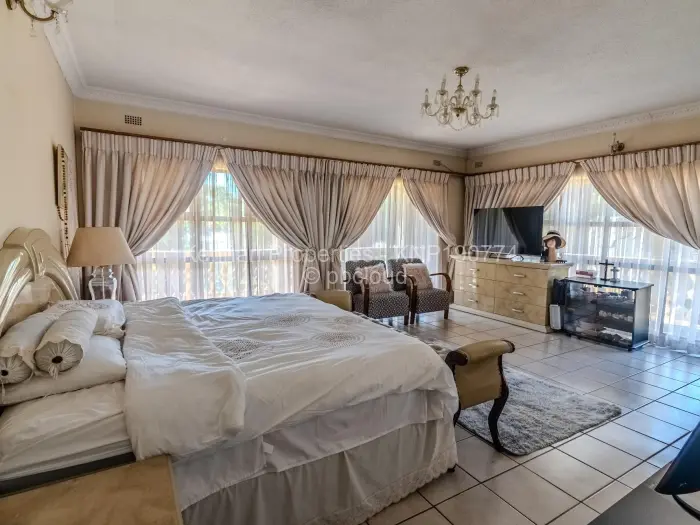 8 Bedroom House for Sale in Borrowdale, Harare