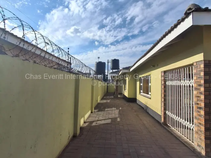 House to Rent in Mainway Meadows, Harare