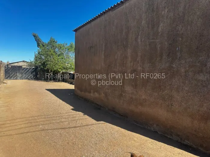 1 Bedroom House for Sale in Cowdray Park, Bulawayo