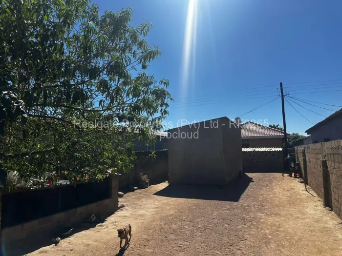 1 Bedroom House for Sale in Cowdray Park, Bulawayo