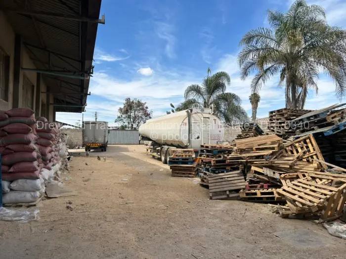 Warehouse/Industrial to Rent in Waterfalls, Harare
