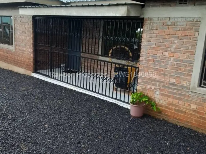 5 Bedroom House for Sale in Adelaide Pk Gweru, Gweru