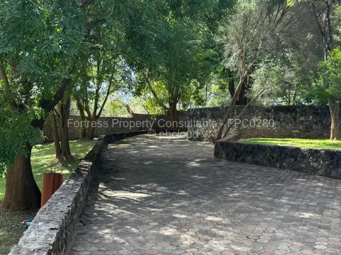 8 Bedroom House to Rent in Glen Lorne