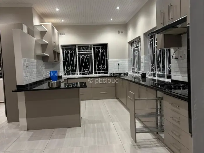 6 Bedroom House to Rent in Highlands, Harare