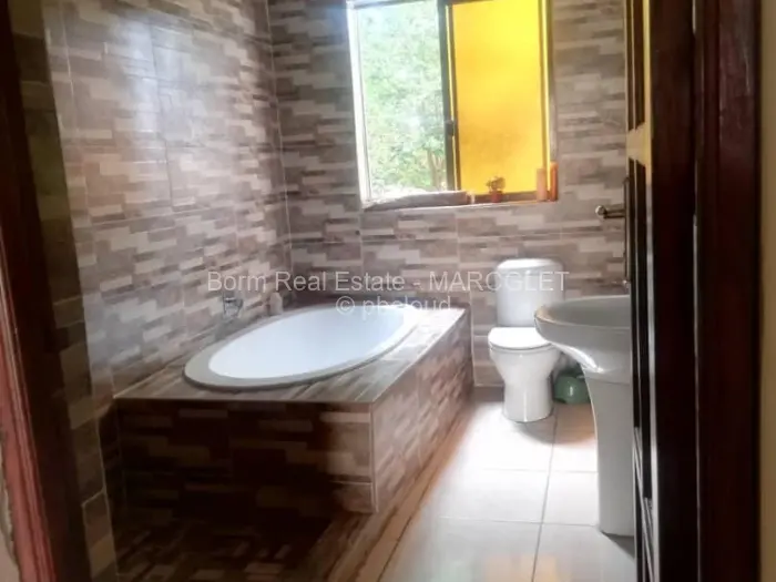 6 Bedroom House for Sale in Gletwin Park, Harare