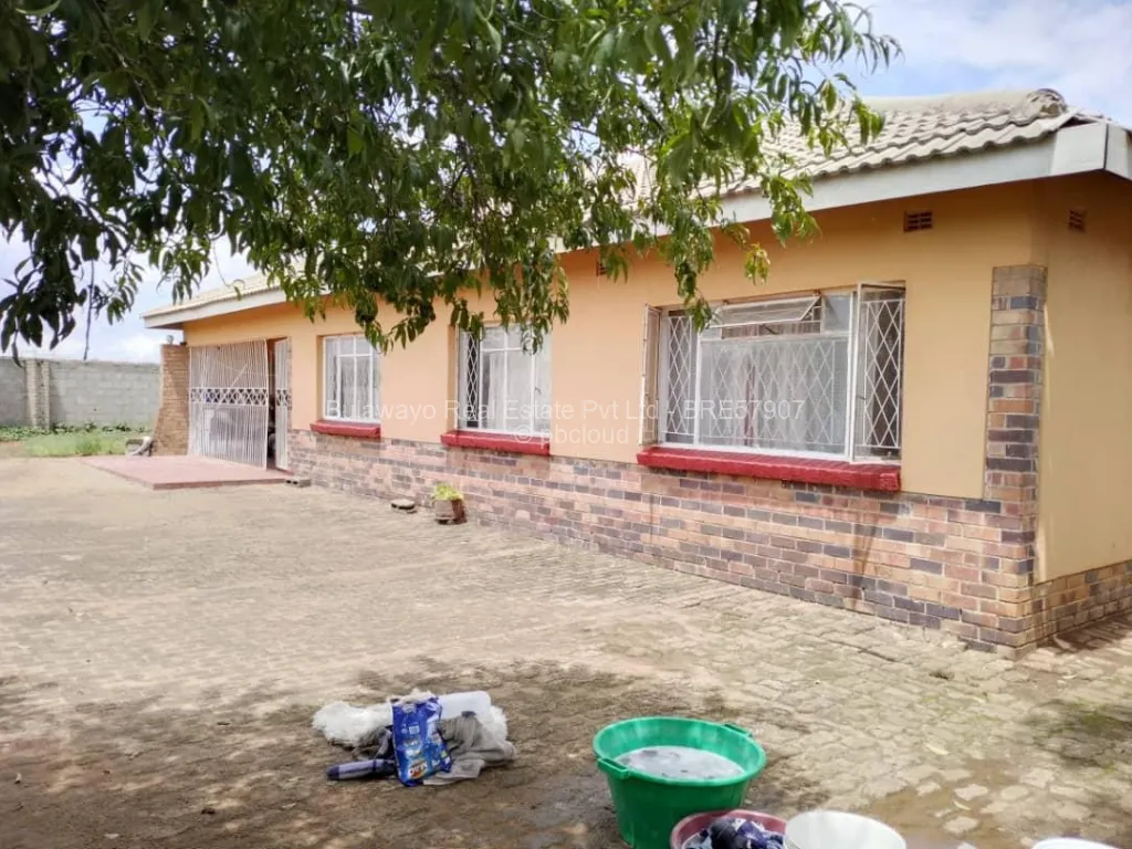 4 Bedroom House for Sale in Mahatshula, Bulawayo
