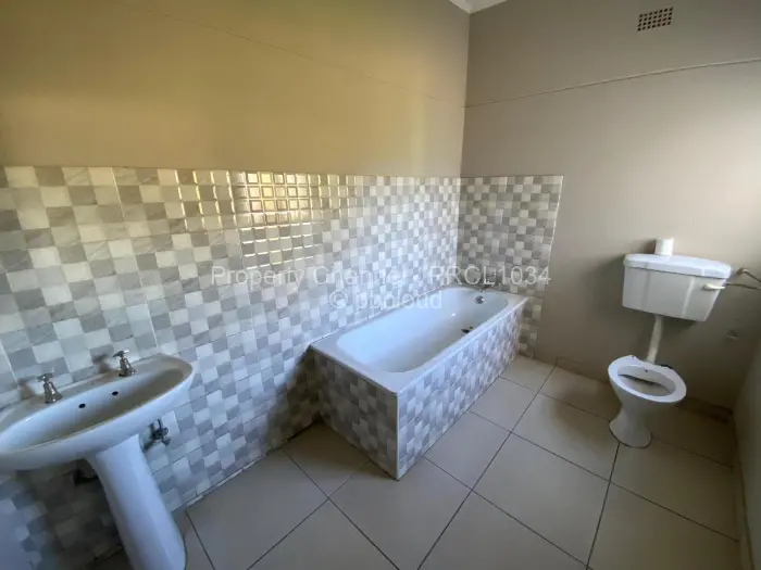 Warehouse/Industrial to Rent in Bluff Hill, Harare