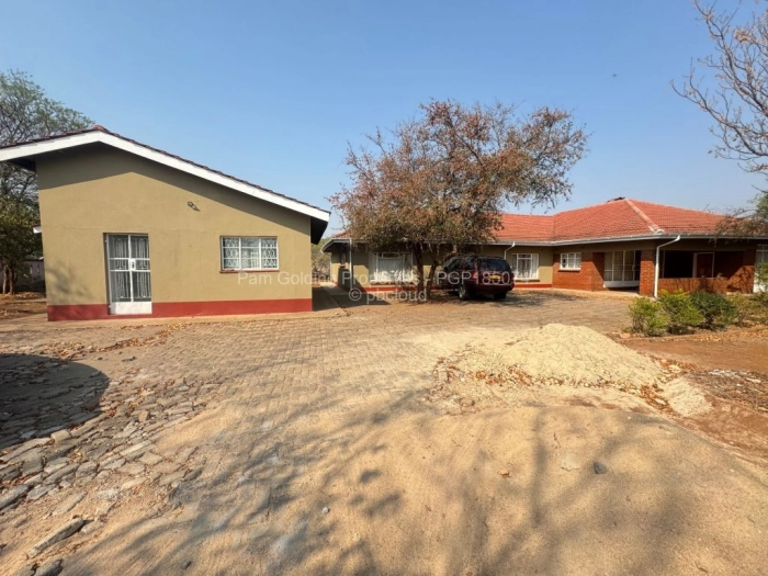 4 Bedroom House for Sale in Four Winds, Bulawayo