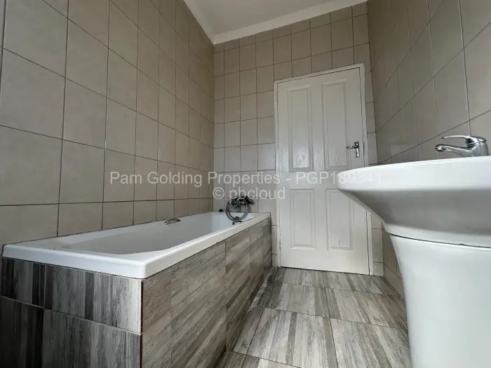Townhouse/Complex/Cluster to Rent in Newlands
