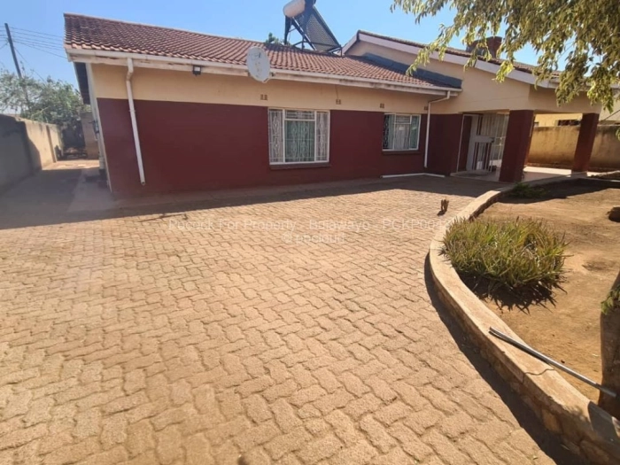 4 Bedroom House for Sale in Mahatshula, Bulawayo