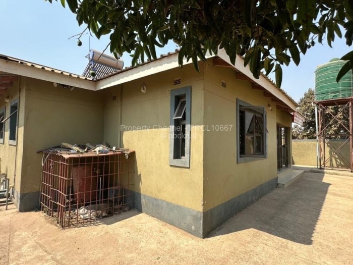 5 Bedroom House for Sale in Budiriro, Harare
