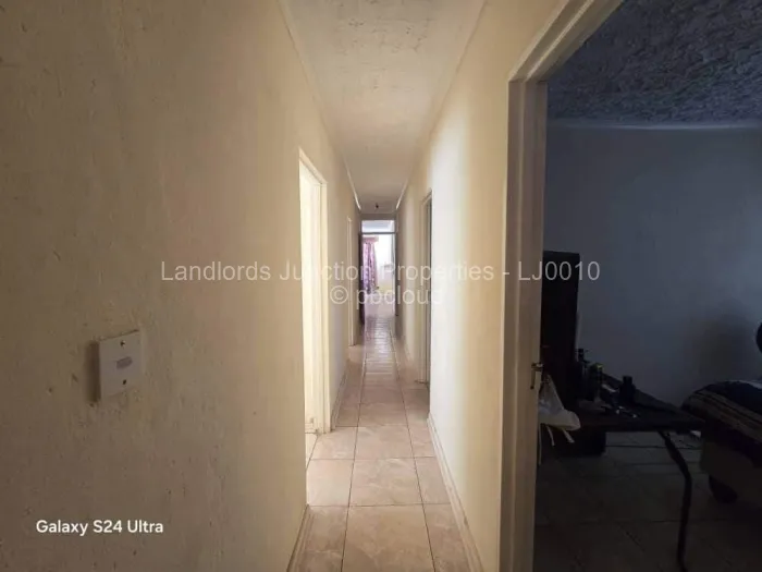 4 Bedroom House for Sale in Mahatshula, Bulawayo