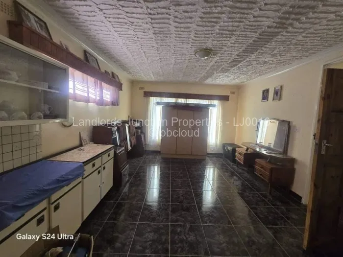 4 Bedroom House for Sale in Mahatshula, Bulawayo