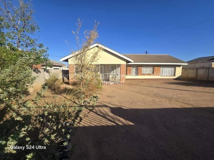 4 Bedroom House for Sale in Mahatshula, Bulawayo