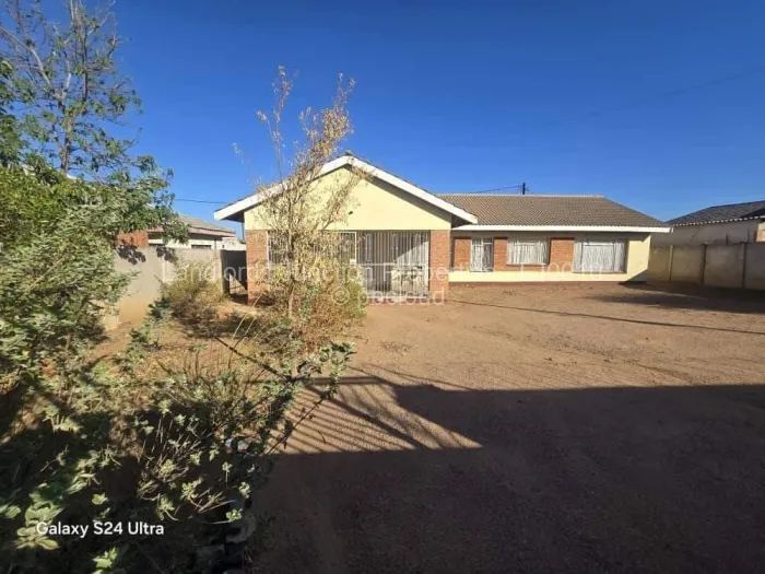 4 Bedroom House for Sale in Mahatshula, Bulawayo