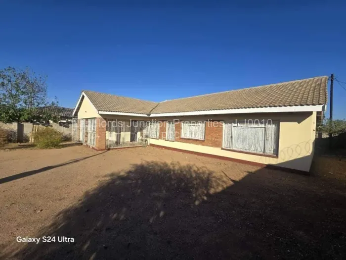 4 Bedroom House for Sale in Mahatshula, Bulawayo