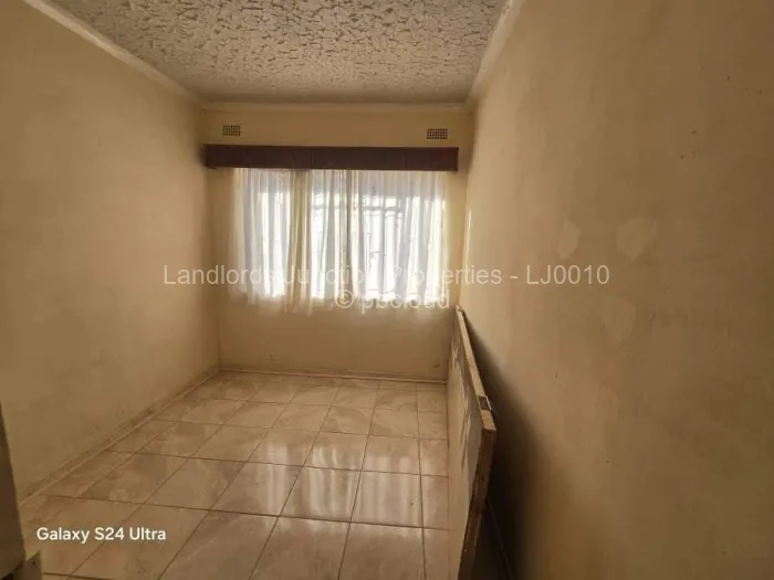 4 Bedroom House for Sale in Mahatshula, Bulawayo