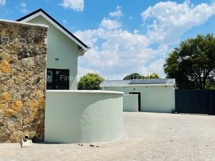 Townhouse/Complex/Cluster to Rent in Borrowdale West