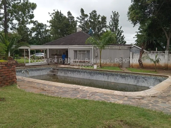 6 Bedroom House for Sale in Matsheumhlope, Bulawayo