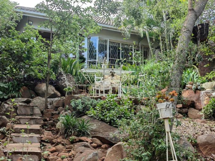 5 Bedroom House to Rent in Bluff Hill, Harare