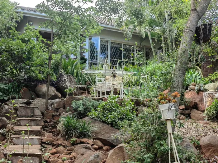 5 Bedroom House to Rent in Bluff Hill, Harare