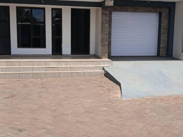 Townhouse/Cluster to Rent in Westgate, Harare