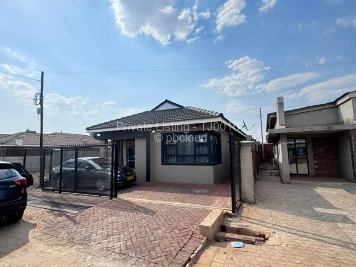 Townhouse/Complex/Cluster for Sale in Aspindale Park, Harare