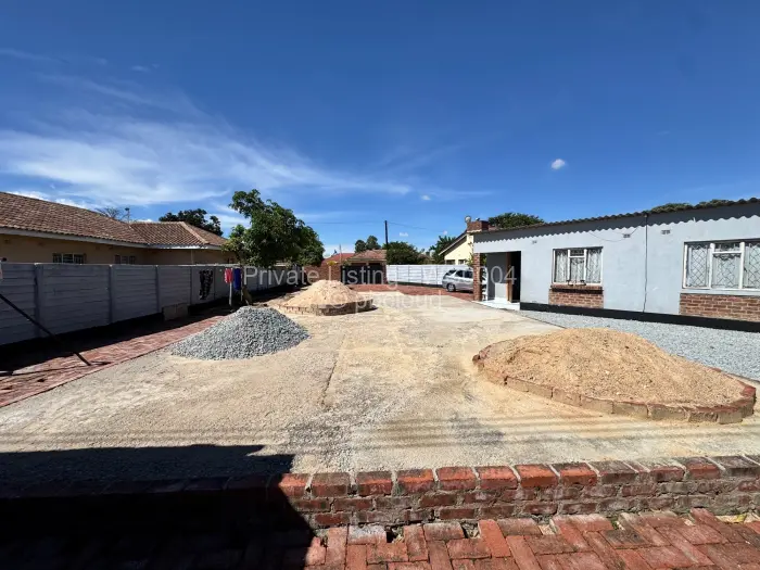 2 Bedroom House for Sale in Mainway Meadows, Harare
