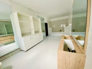 10 Bedroom House to Rent in Mount Pleasant