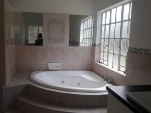4 Bedroom House to Rent in Northwood