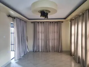 3 Bedroom Cottage/Garden Flat to Rent in Zimre Park