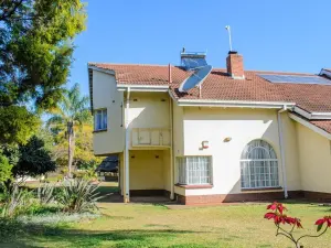 6 Bedroom House to Rent in Borrowdale