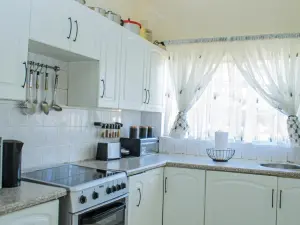 6 Bedroom House to Rent in Borrowdale