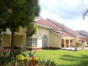 6 Bedroom House to Rent in Borrowdale