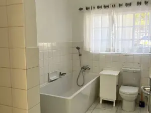 4 Bedroom House to Rent in Greystone Park
