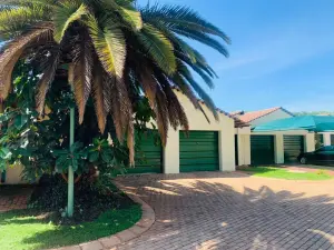 Townhouse/Complex/Cluster to Rent in Borrowdale Brooke