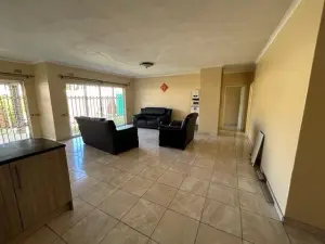 Townhouse/Complex/Cluster to Rent in Newlands