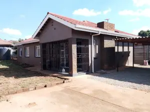 4 Bedroom House to Rent in Cold Comfort