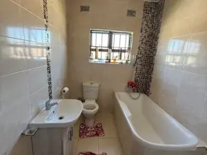 5 Bedroom House to Rent in Zimre Park