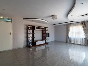 7 Bedroom House to Rent in Greystone Park
