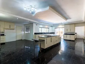 7 Bedroom House to Rent in Greystone Park